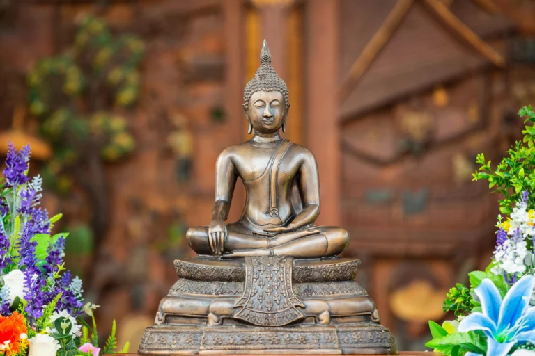 thai-buddha-sitting-meditating_xnc